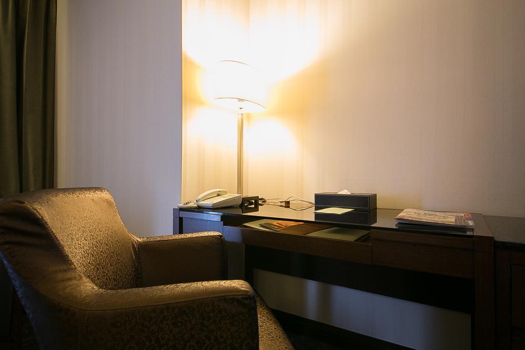 Evergreen Plaza Hotel - Tajnan Szoba fotó A table lamp