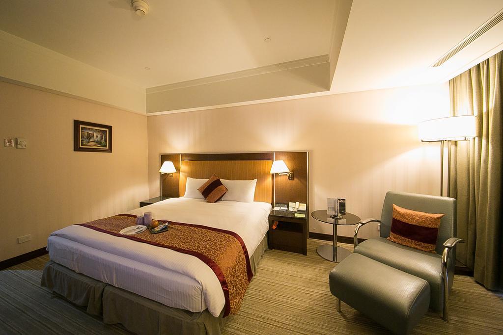 Evergreen Plaza Hotel - Tajnan Szoba fotó A room at the hotel