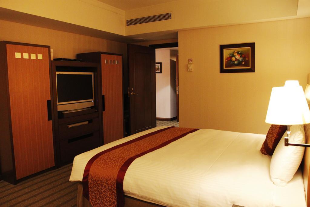 Evergreen Plaza Hotel - Tajnan Szoba fotó A room at the hotel