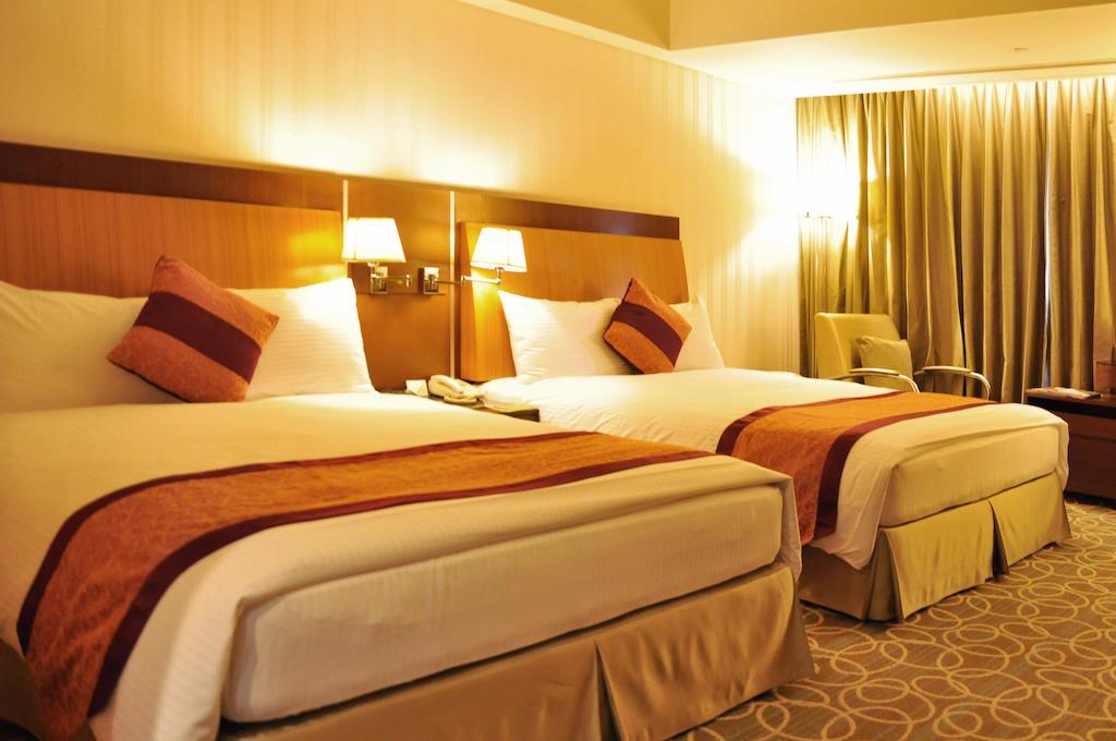 Evergreen Plaza Hotel - Tajnan Szoba fotó A room at the hotel