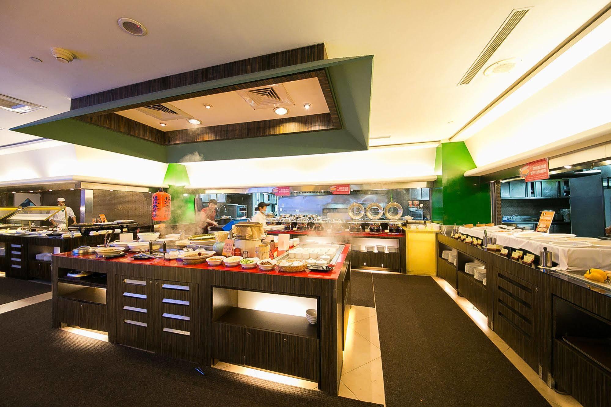 Evergreen Plaza Hotel - Tajnan Kültér fotó A buffet restaurant in Singapore