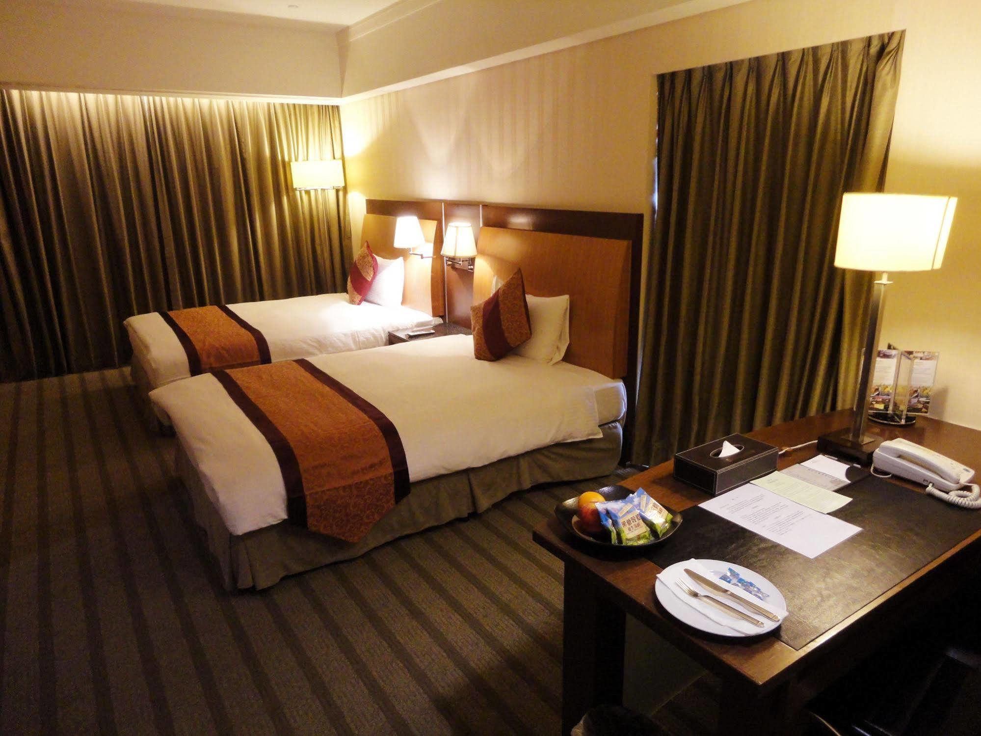 Evergreen Plaza Hotel - Tajnan Kültér fotó A room at the hotel