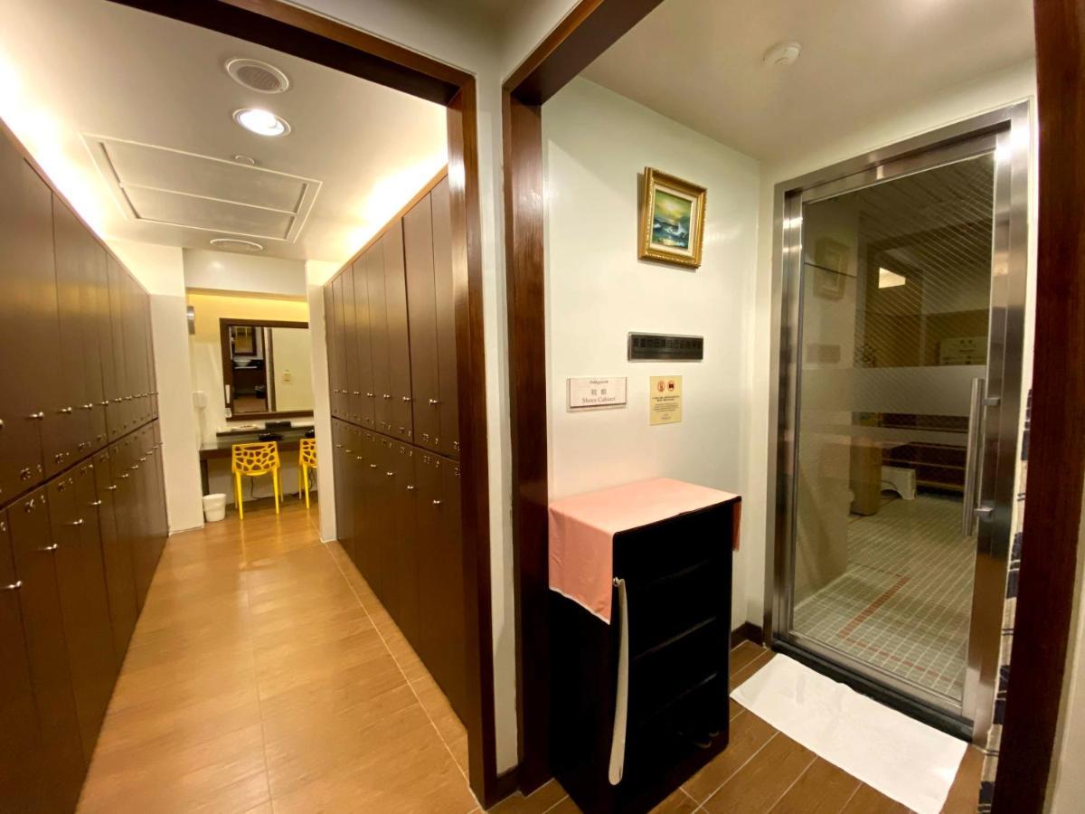 Evergreen Plaza Hotel - Tajnan Kültér fotó A typical locker room at a public bath